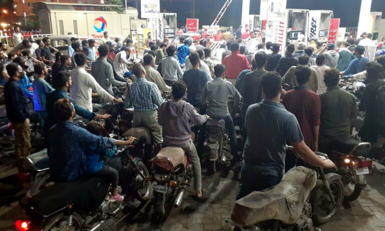KARACHI, PAKISTAN, NOV 24: A large number of vehicles gather at fuel station to fill petrol, in Karachi on Wednesday, November 24, 2021. The Pakistan Petroleum Dealers Association (PPDA) Wednesday announced to go on a countrywide strike from tomorrow (November 25) to register their protest at what they call low-profit margins.